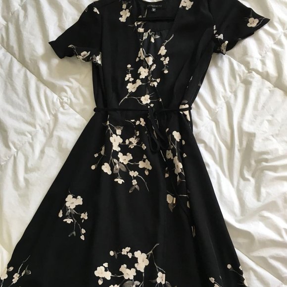 Dynamite Dresses & Skirts - Dynamite floral print wrap dress